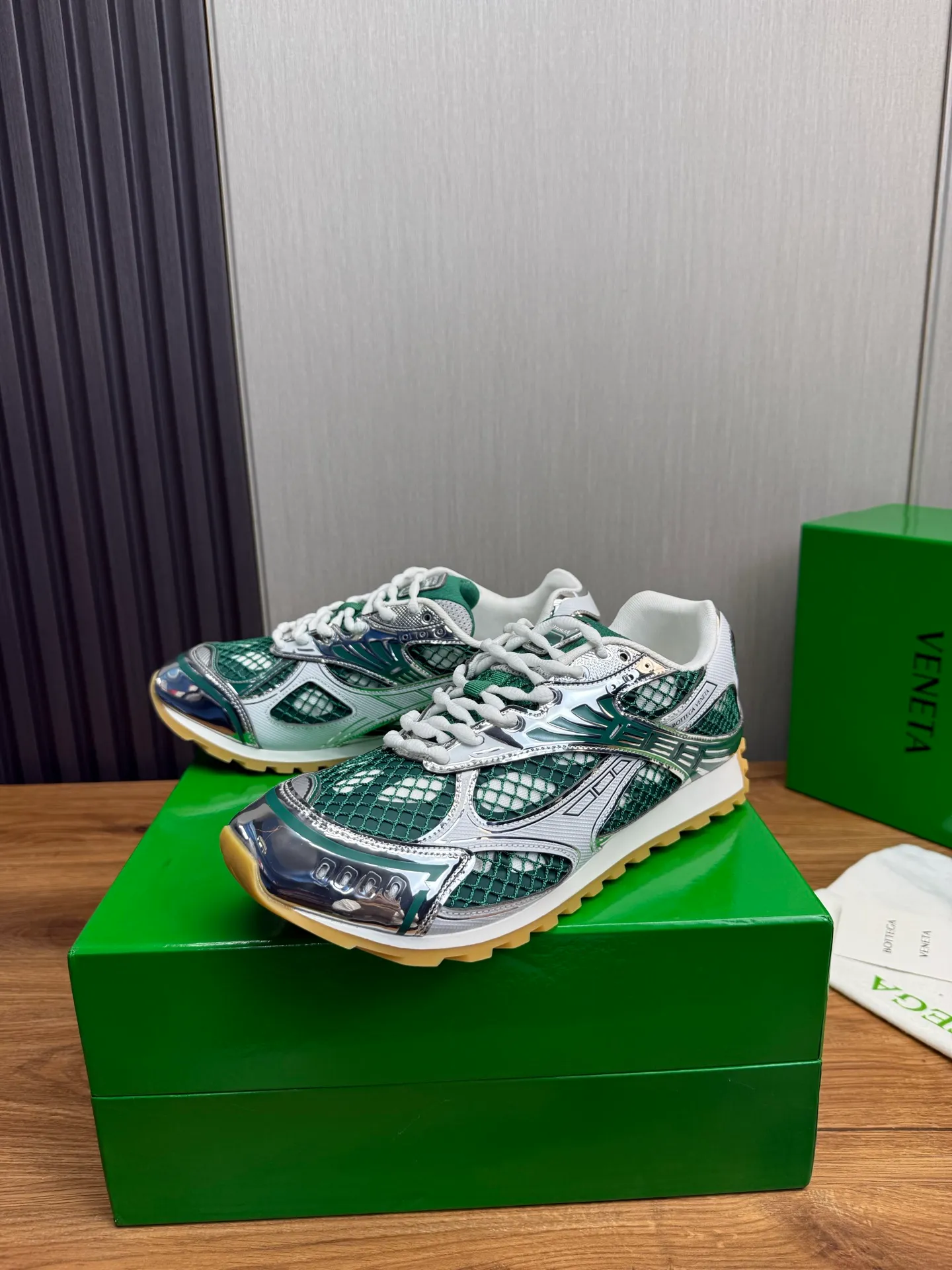 Men's men's shoes 💰620💰 BV top version 𝘽𝙊𝙏𝙏𝙀𝙂𝘼 𝙑𝙀𝙉𝙀𝙏𝘼 Orbit sneakers Wang Yibo same style couple style dad shoes 🩷💚 Runner sneakers, made of lightweight technical mesh fabric. Features a geometric patterned rubber outsole. Pay attention to the package craftsmanship ❕ High version shipping ❗️ Very nice, durable to play with and durable to make ✔️ Standard version 💯💯 The outsole is made of color-blocked TPU outsole. Women’s model 35-41 (40 41 customized) Men’s model 39-46 (45.46 customized) Equipped with original packaging